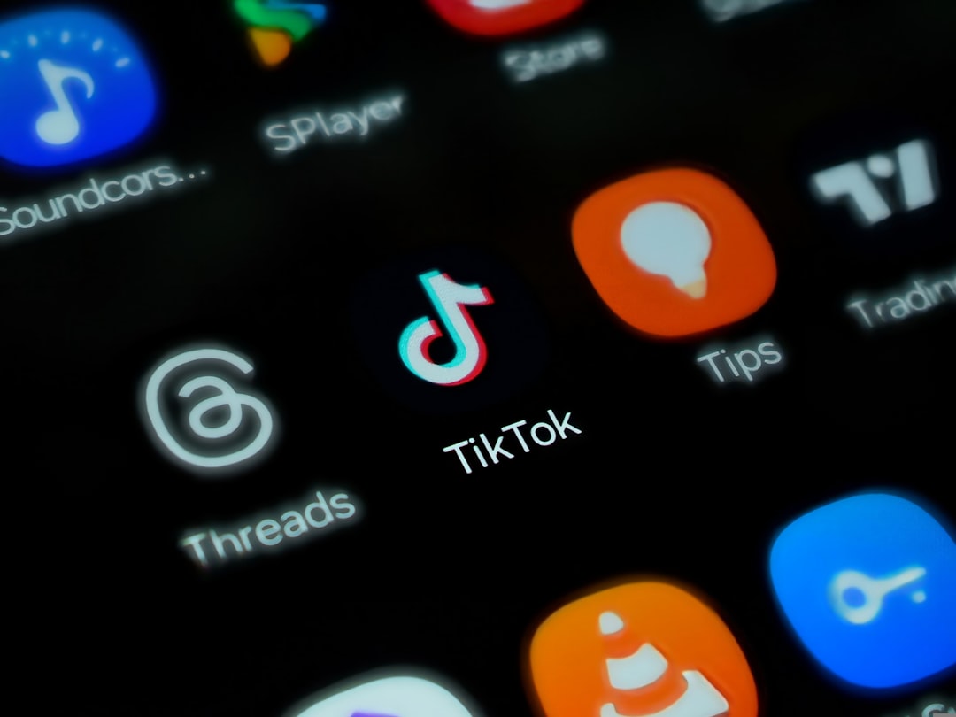 Cách phối đồ với mặt nạ hacker quay Tiktok triệu view