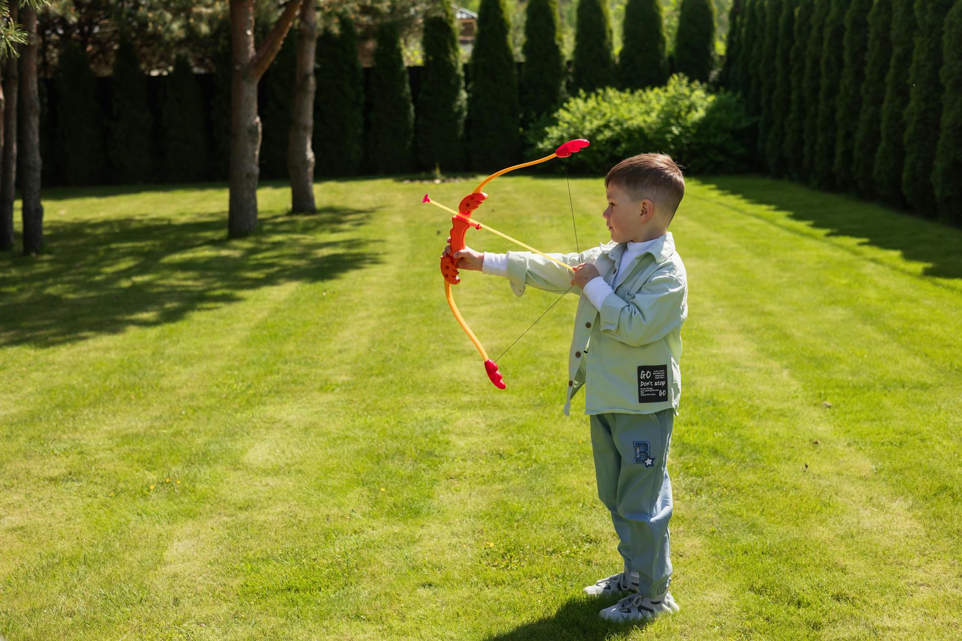 đồ chơi vận động cho bé trai mùa hè