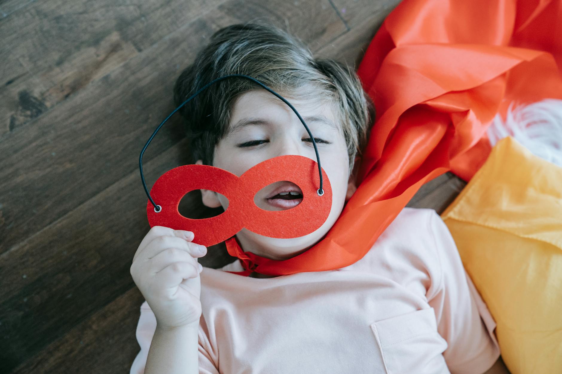 Tại sao trẻ em thích chơi trò ẩn danh và hóa trang